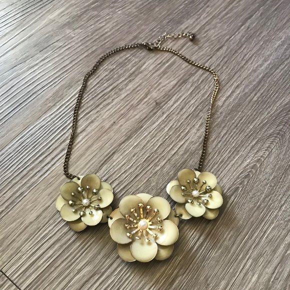 Jewelry - Statement Necklace - Beige Flowers  with Pearl Centers & Gold Accents - Picture 1 of 7
